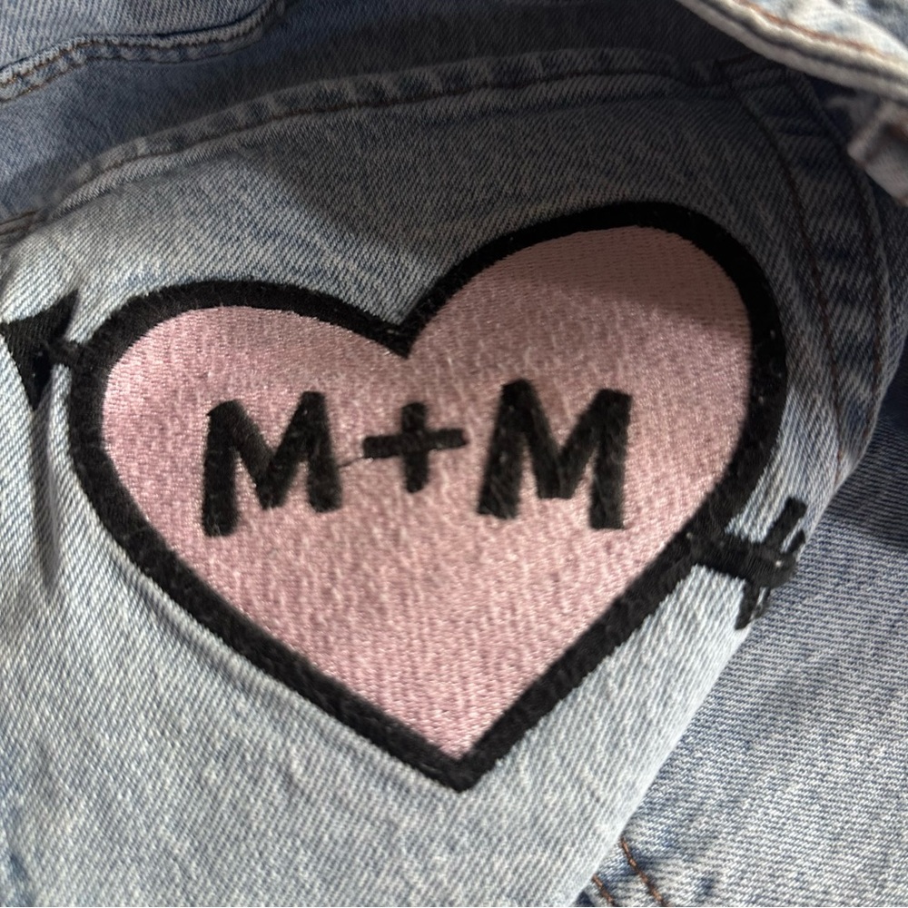 Her Universe Disney Light Blue Mom Jeans with Mickey & Minnie Heart Design Sz 22 - Picture 14 of 14